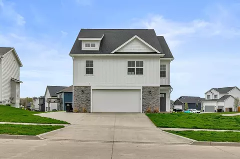 995 8th St, Waukee, IA 50263