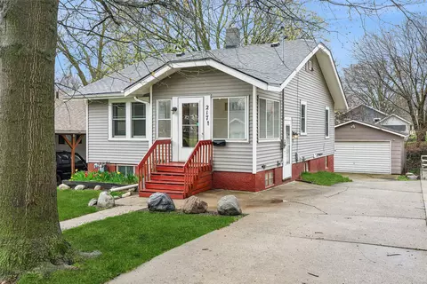 217 W 10th St S, Newton, IA 50208
