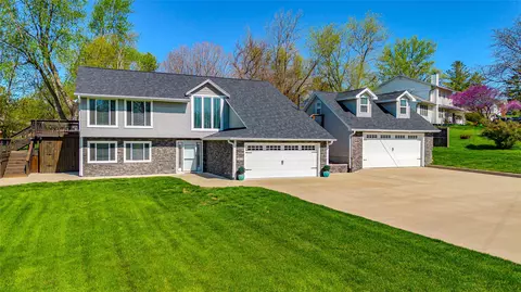 6810 Coburn Ln, Johnston, IA 50131