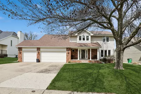9913 Alpine Dr, Urbandale, IA 50322