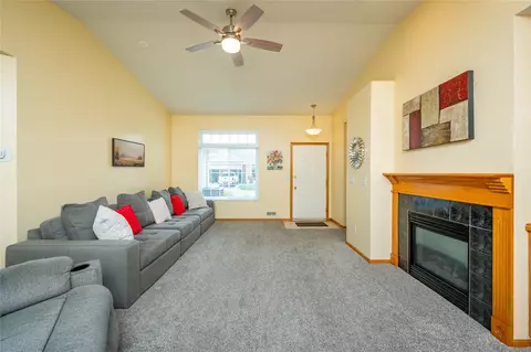 9513 Ironwood Ln, Johnston, IA 50131