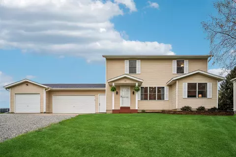 153 Holland Dr, Pella, IA 50219