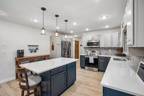 153 Holland Dr, Pella, IA 50219