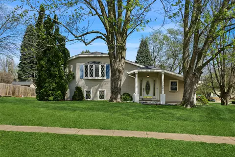 3301 Melanie Dr, Urbandale, IA 50322