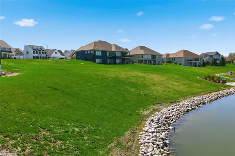 1725 Evening Ct, Pella, IA 50219
