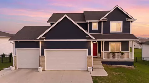 2609 Blooming Heights Dr, Norwalk, IA 50211