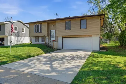 1306 Rolling Meadows Rd, Marshalltown, IA 50158