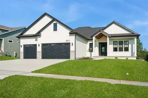 2311 N 7th St, Indianola, IA 50125