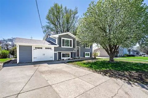 2415 N 2nd Ave E, Newton, IA 50208