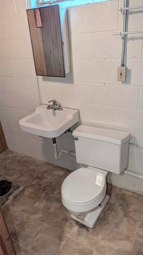 Bath - 415 S Walnut Ave, Ames, IA 50010 photo 2 of 2