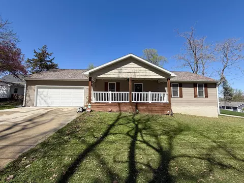 332 S 11th Ave W, Newton, IA 50208