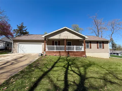 332 S 11th Ave W, Newton, IA 50208