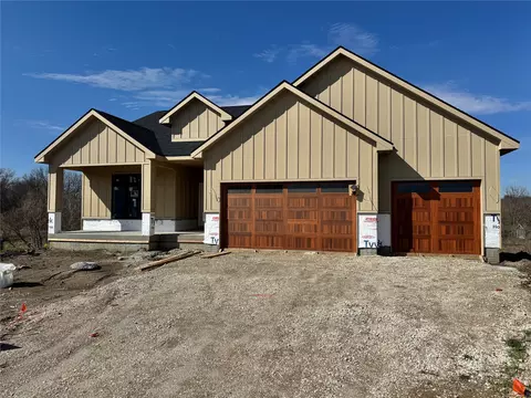 3805 Woodland Ct, Waukee, IA 50263