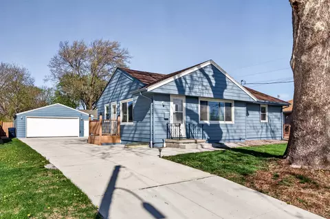 4128 70th St, Urbandale, IA 50322
