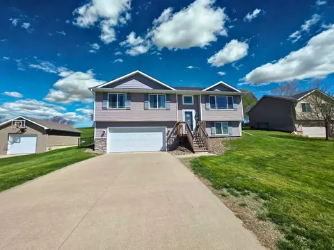 106 Rolling Vista Pl, Indianola, IA 50125