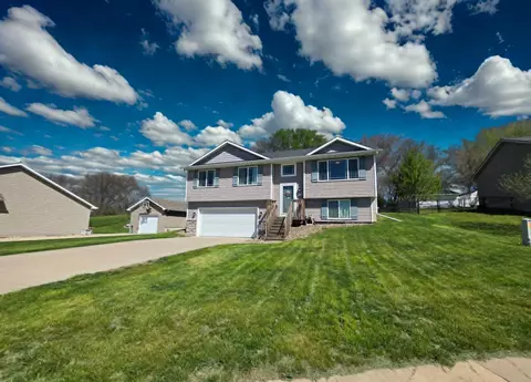 106 Rolling Vista Pl, Indianola, IA 50125