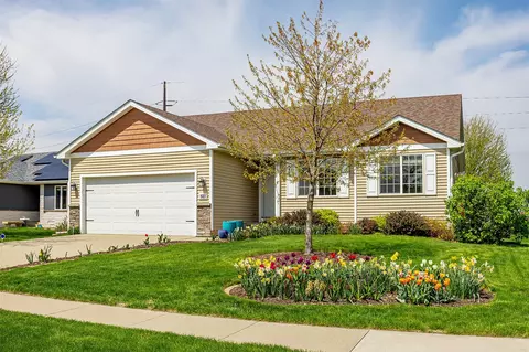 16219 Monroe Ct, Urbandale, IA 50323