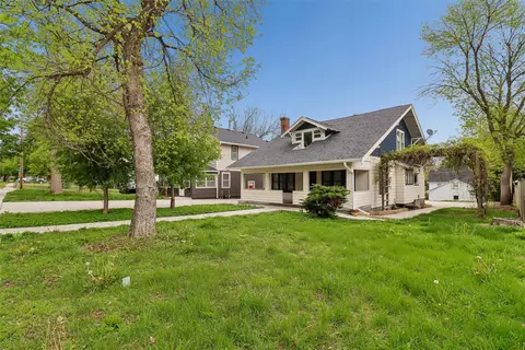 683 35th St, Des Moines, IA 50312
