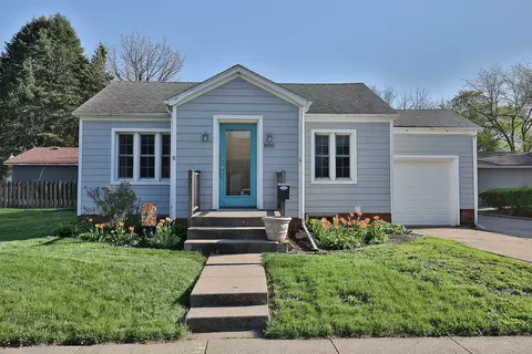 805 Union St, Pella, IA 50219