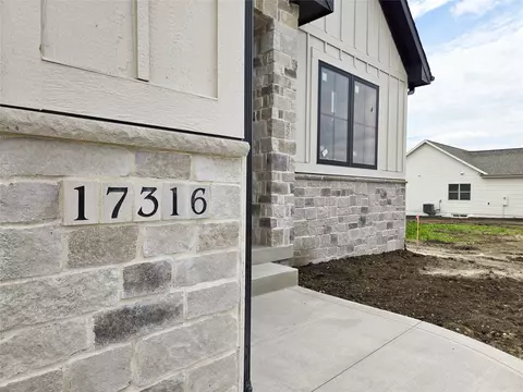 17316 Northview Dr, Urbandale, IA 50323
