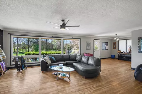 7402 Oak Brook Dr, Urbandale, IA 50322