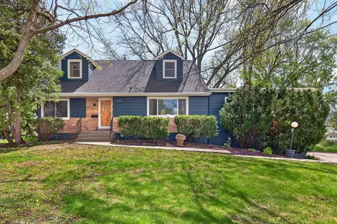 7018 Roseland Dr, Urbandale, IA 50322