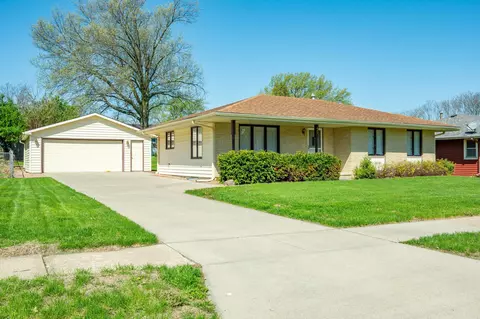 450 N 9th St, Carlisle, IA 50047