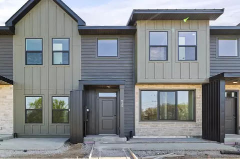 925 Percheron Ln, Norwalk, IA 50211