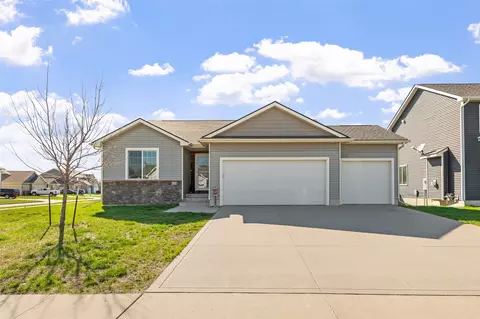 614 Lincoln St NE, Bondurant, IA 50035
