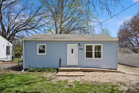 2201 E 38th Ct, Des Moines, IA 50317