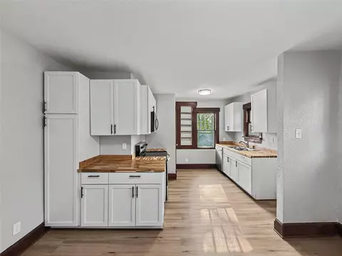 3911 7th St, Des Moines, IA 50313