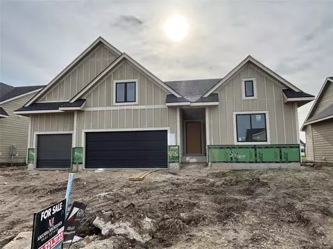 4715 178th St, Urbandale, IA 50323