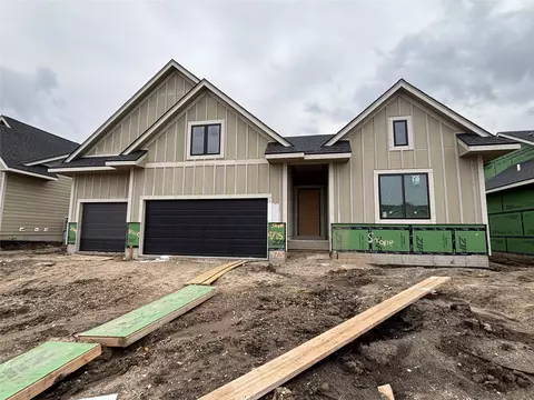 4715 178th St, Urbandale, IA 50323