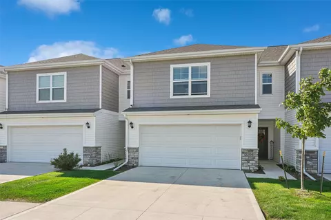 5504 144th St, Urbandale, IA 50323