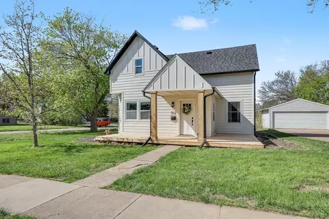 902 Lincoln St, Pella, IA 50219