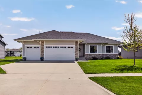 1220 S 100th St, West Des Moines, IA 50266