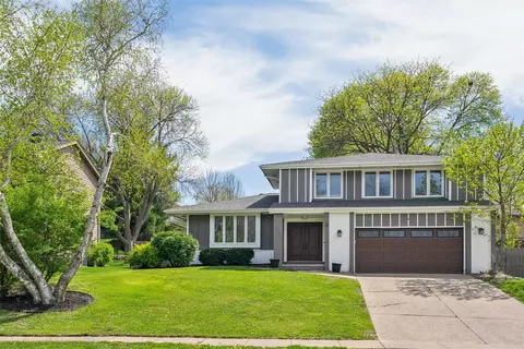 10244 Lincoln Ave, Clive, IA 50325