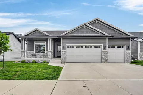 9815 Watermeadow Cir, Johnston, IA 50131