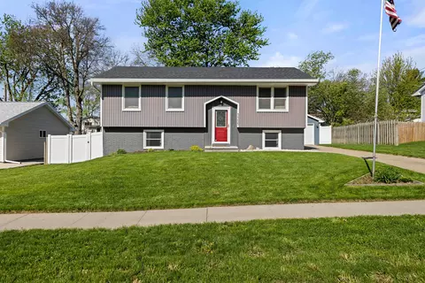 1111 Holly Dr, Norwalk, IA 50211