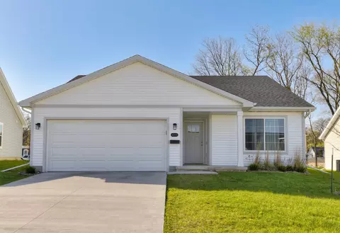 4343 Grover Woods Ln, Des Moines, IA 50317