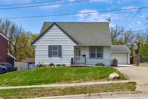 7301 Oliver Smith Dr, Urbandale, IA 50322