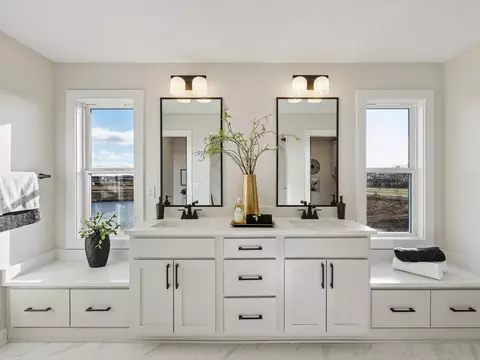 Bath - 240 NW Copperleaf Ct, Waukee, IA 50263 photo 3 of 6