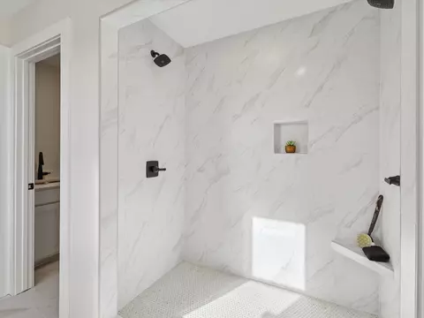 Bath - 240 NW Copperleaf Ct, Waukee, IA 50263 photo 4 of 6