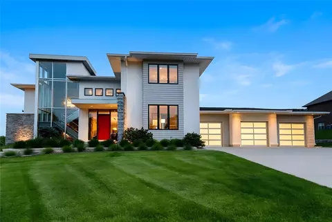 5710 Chestnut Ln, West Des Moines, IA 50266