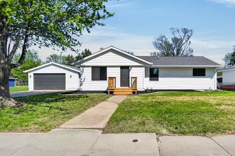 715 4th St, Waukee, IA 50263