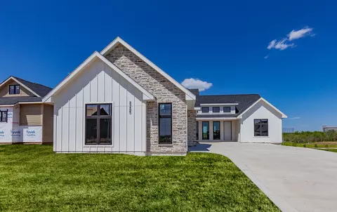 8265 Edgewood Ct, West Des Moines, IA 50266