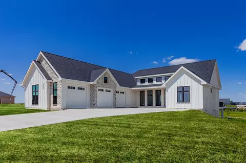 8265 Edgewood Ct, West Des Moines, IA 50266