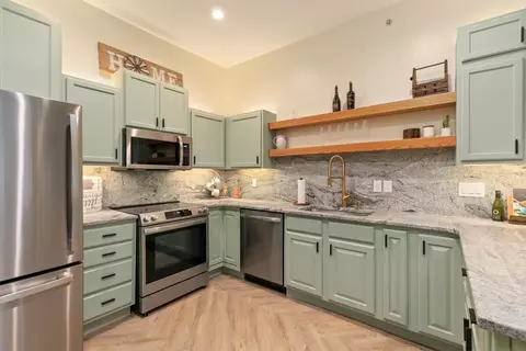 400 E Locust St #102, Des Moines, IA 50309