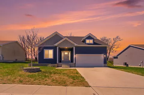 704 Patchett Dr NE, Mitchellville, IA 50169
