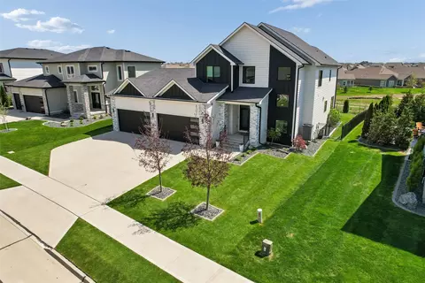 17636 Aurora Dr, Clive, IA 50325